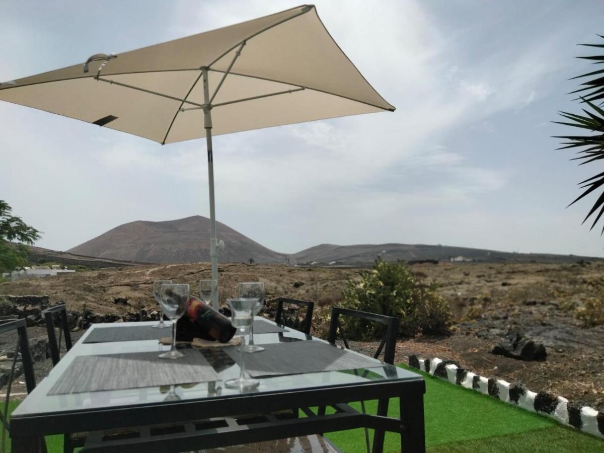 Lanzarote Casa Volcanica-Anclada Sobre La Lava Del Volcan Montana Blanca Exterior foto