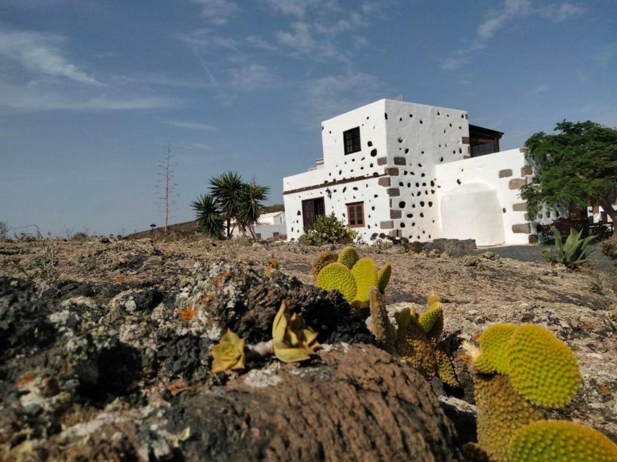 Lanzarote Casa Volcanica-Anclada Sobre La Lava Del Volcan Montana Blanca Exterior foto