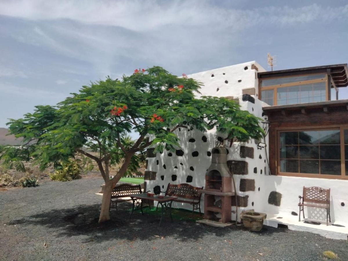 Lanzarote Casa Volcanica-Anclada Sobre La Lava Del Volcan Montana Blanca Exterior foto