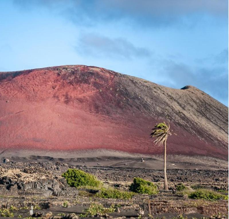 Lanzarote Casa Volcanica-Anclada Sobre La Lava Del Volcan Montana Blanca Exterior foto